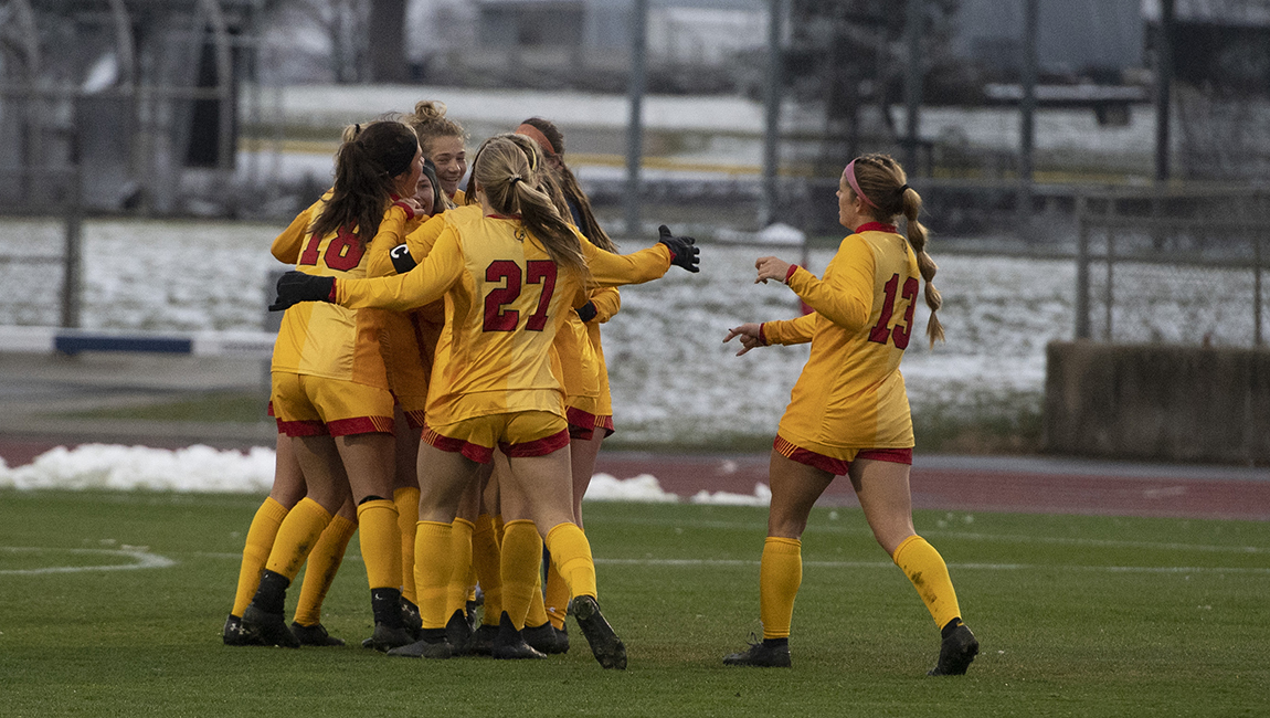 Bulldogs Sting Host Yellowjackets, Advance to Midwest Regional Championship